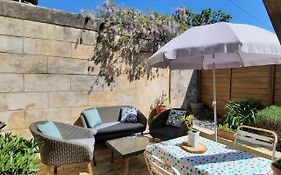 Furnished Apartment Near Palais De La Justice With 2 Bedrooms & A Garden